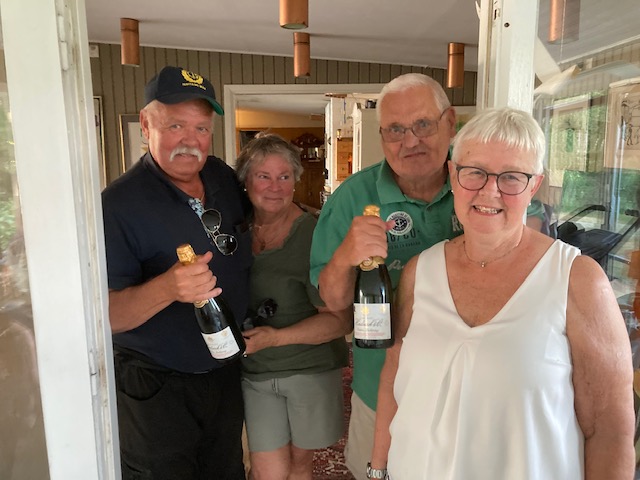 Till värdparet Anders Lindell m fru och Claes von Sivers m fru överlämnades champagne, märke ” Jönköping” av vår ordförande .